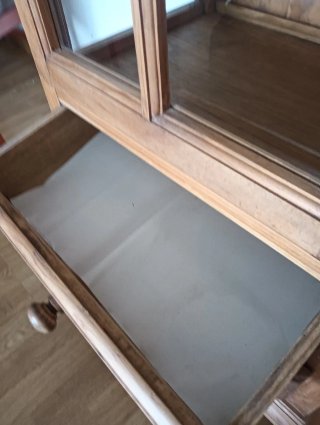 Vitrina provenzal de madera y cristal