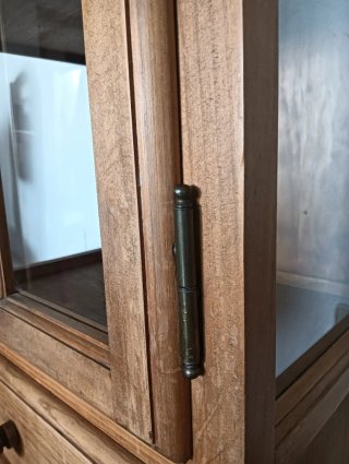 Vitrina provenzal de madera y cristal