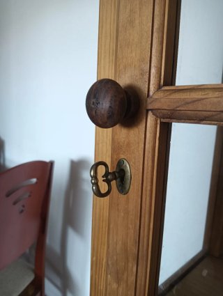 Vitrina provenzal de madera y cristal