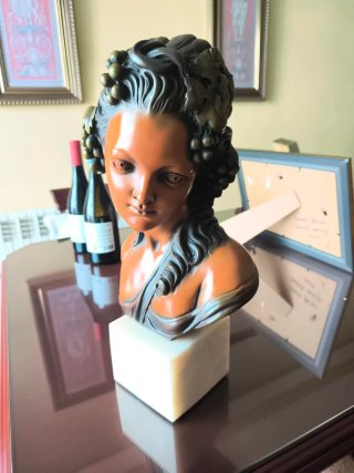Busto clásico de bronce con peana de mármol.