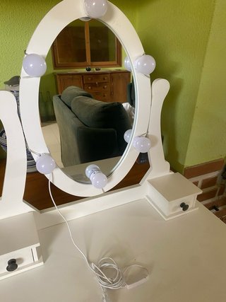 Tocador blanco con espejo y luces LED