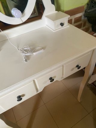 Tocador blanco con espejo y luces LED