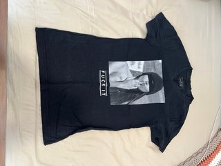 Camiseta Negra con Estampado FUCK IT