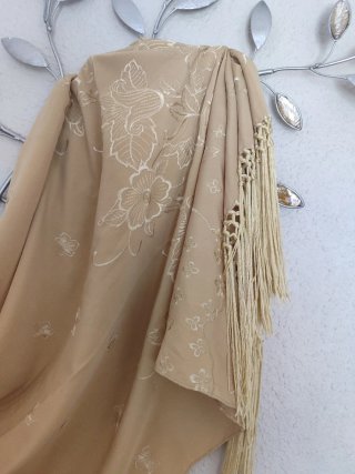 Mantoncillo beige y dorado con flecos floral