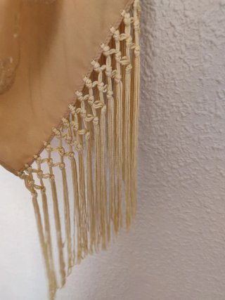 Mantoncillo beige y dorado con flecos floral