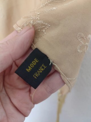 Mantoncillo beige y dorado con flecos floral