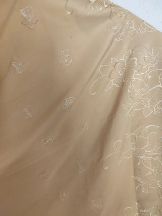 Mantoncillo beige y dorado con flecos floral