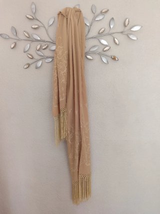 Mantoncillo beige y dorado con flecos floral