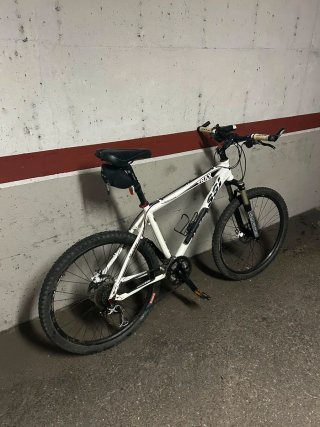Bicicleta de montaña blanca y negra