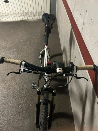 Bicicleta de montaña blanca y negra