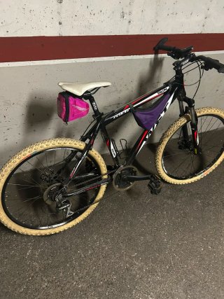 Bicicleta de montaña blanca y negra