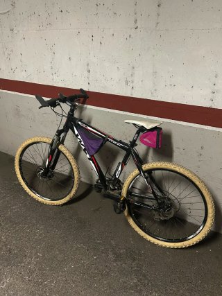 Bicicleta de montaña blanca y negra