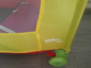 Cuna de viaje plegable Con un par de marcas de uso