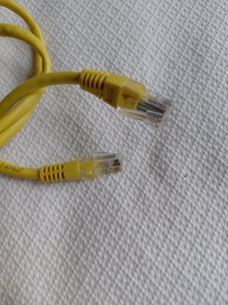 Cable de red Ethernet amarillo
