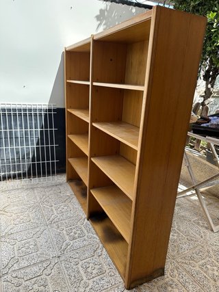 Estantería de madera natural