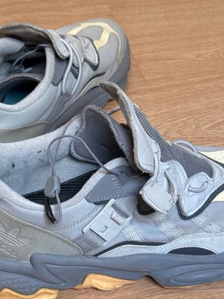 Zapatilla Adidas OZWEEGO Flipshield FX6045 Gris