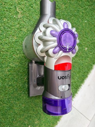 Dyson V8 con accesorios