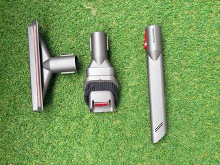 Dyson V8 con accesorios