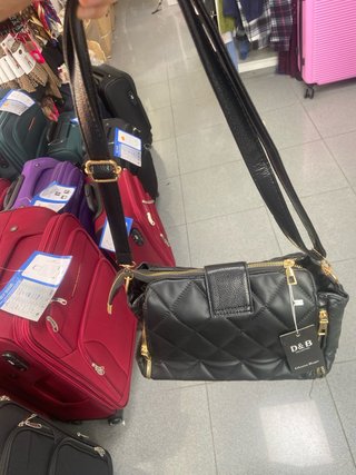 Bolso negro con detalles dorados