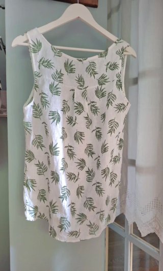 Blusa de lino con estampado de hojas