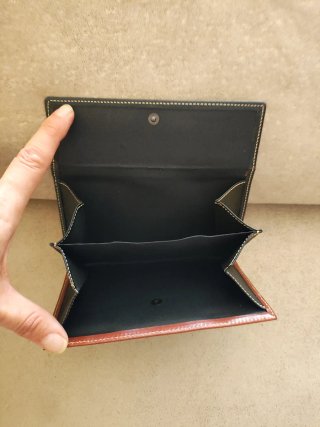 Cartera de piel negra y marrón