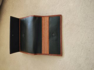 Cartera de piel negra y marrón