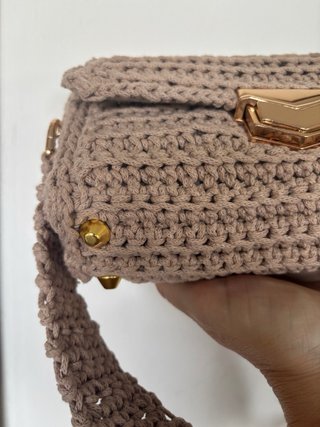 Pochette uncinetto beige con chiusura oro.