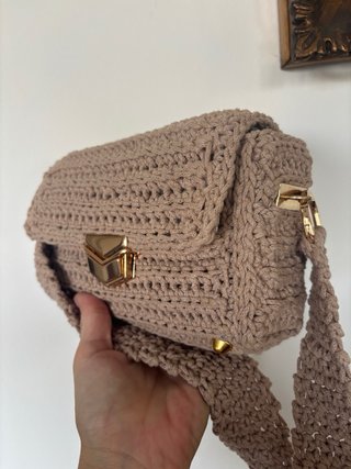 Pochette uncinetto beige con chiusura oro.