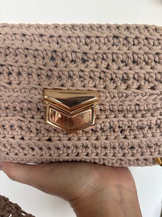 Pochette uncinetto beige con chiusura oro.