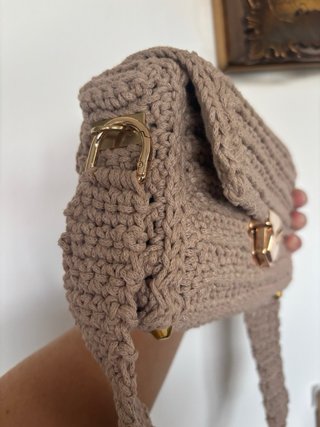 Pochette uncinetto beige con chiusura oro.
