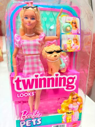 Barbie Looks Twinning Pets Muñeca y Perro