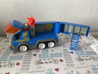 Coche de policía azul de juguete