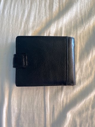 Cartera de piel negra con cierre