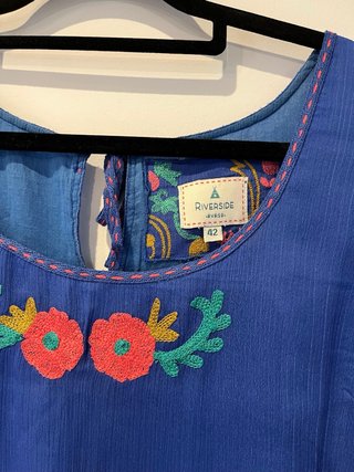 Vestido azul con flores bordadas talla 42