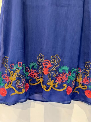 Vestido azul con flores bordadas talla 42