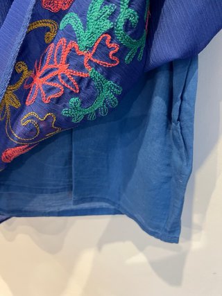 Vestido azul con flores bordadas talla 42