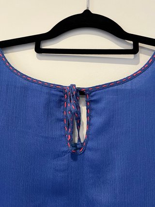 Vestido azul con flores bordadas talla 42