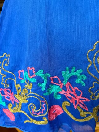 Vestido azul con flores bordadas talla 42