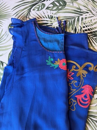 Vestido azul con flores bordadas talla 42
