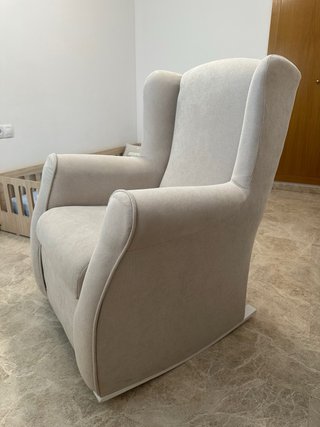 Mecedora lactancia beige orejero balancín