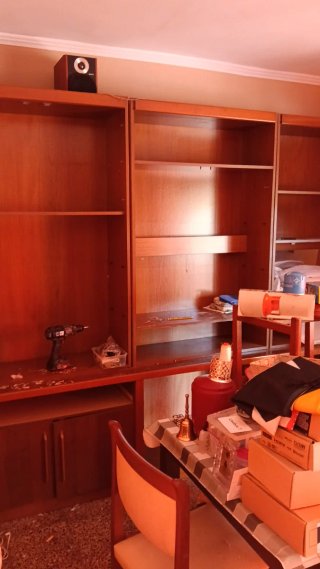 Armario de madera marrón