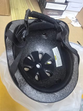 Casco negro para patinar