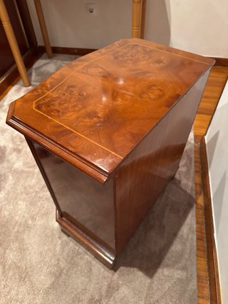 Mesita de noche auxiliar de madera