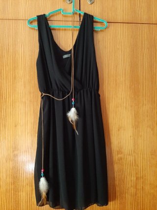 Vestido negro con cinturón y plumas