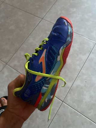 Zapatillas deportivas azules y rojas