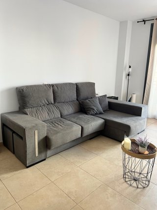 Sofá chaise longue gris con arcón