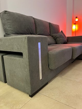 Sofá chaise longue gris con arcón