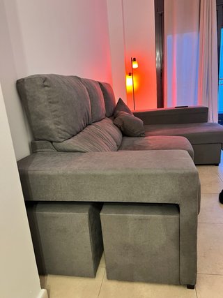 Sofá chaise longue gris con arcón