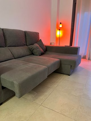 Sofá chaise longue gris con arcón