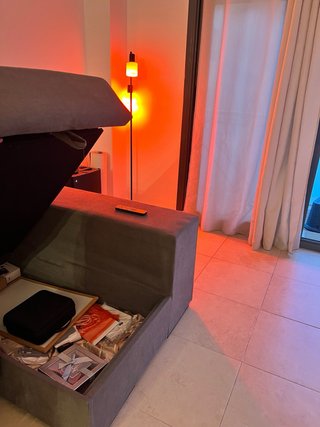 Sofá chaise longue gris con arcón